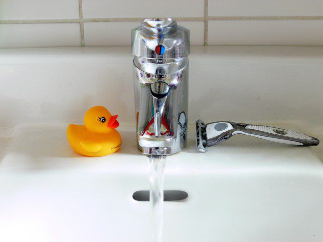 Giải cứu cụ bà 70 tuổi kẹt trong bồn tắm suốt 8 ngày - 1