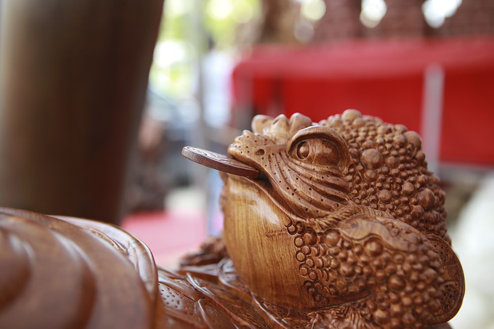 Cận cảnh bộ bàn ghế “khủng” giá hàng trăm triệu đồng ở Hà Nội - 8