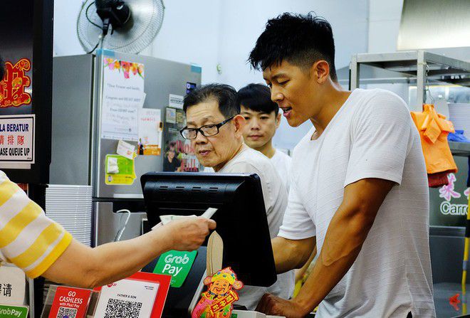 Những quán hàng hút khách nườm nượp nhờ dàn trai đẹp gái xinh - 2