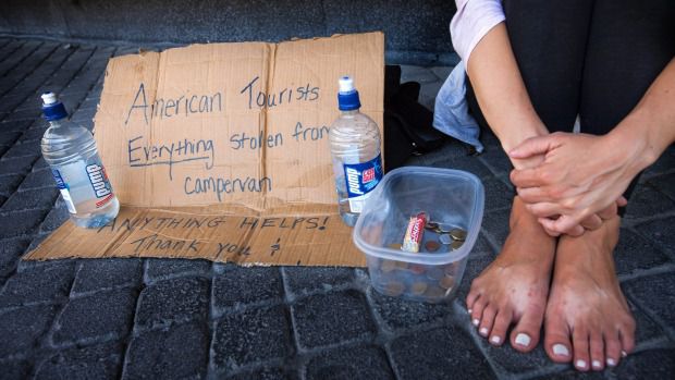 Phát hiện du khách Trung Quốc giả tàn tật sang Việt Nam ăn xin - 1