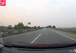 Người phụ nữ liều mạng chạy ngược chiều trên đường cao tốc