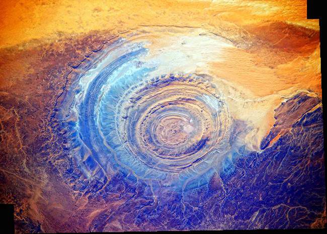 Con mắt khổng lồ bí ẩn trên sa mạc lớn nhất thế giới - 3