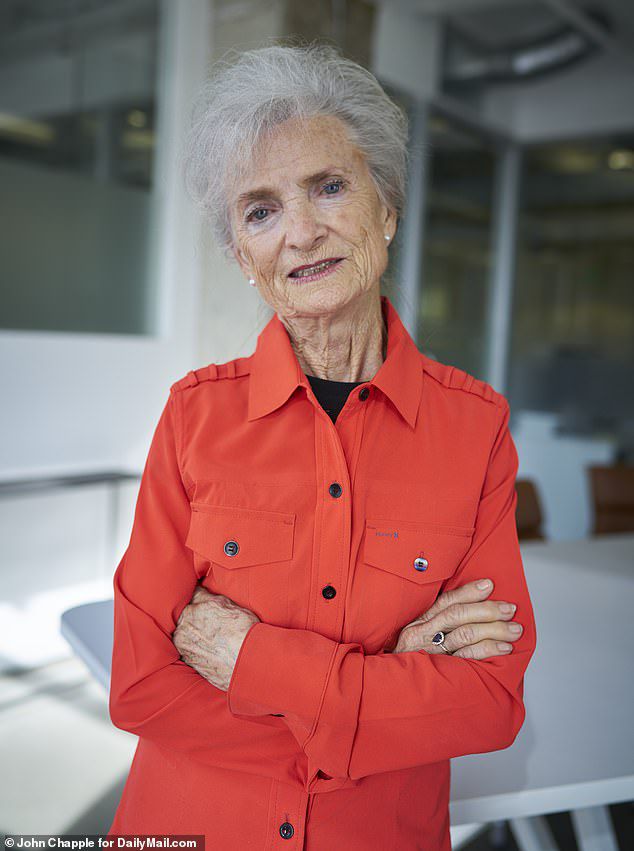 Nữ tiếp viên hàng không 79 tuổi kiện hãng bay vì bị đuổi việc - 1