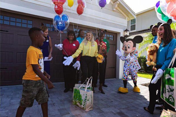 Cậu bé 7 tuổi dùng hết tiền dành dụm để giúp đỡ những người di tản trong cơn bão - 1