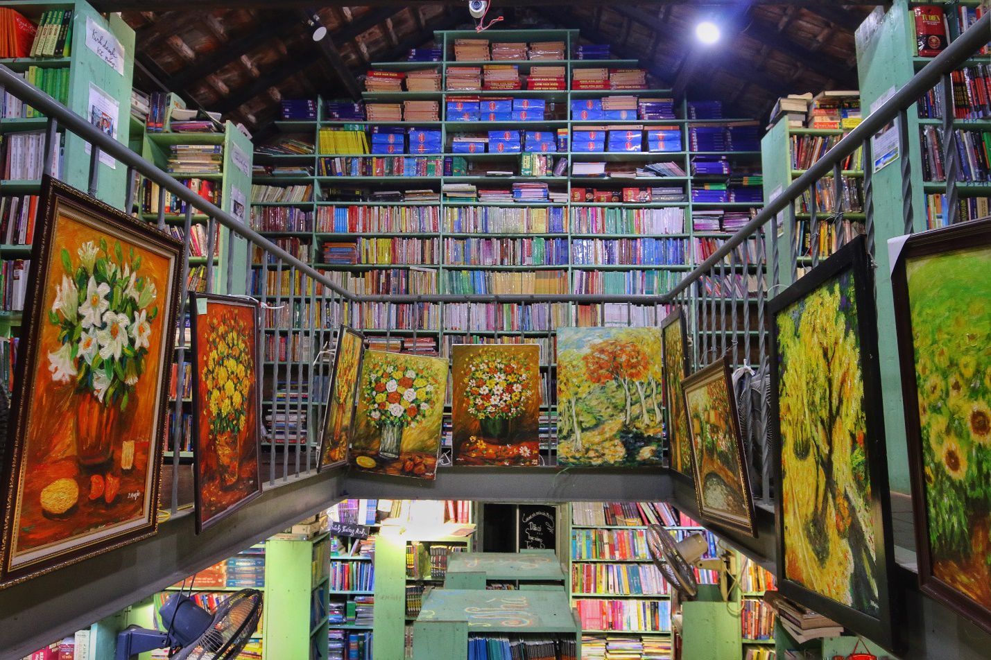 Chuyện ít biết về nhà sách cổ kính, độc đáo nhất Hà Nội - 1