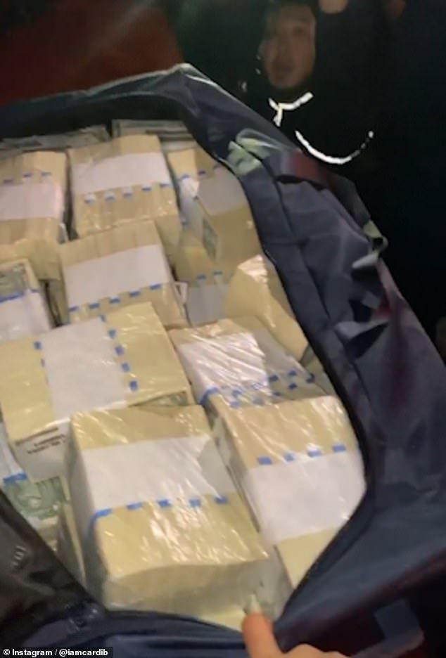 Cardi B tặng chồng bao tải tiền trong ngày sinh nhật - 2