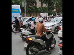 Người phụ nữ ngoại quốc chặn xe đi ngược chiều trên đường phố Hà Nội