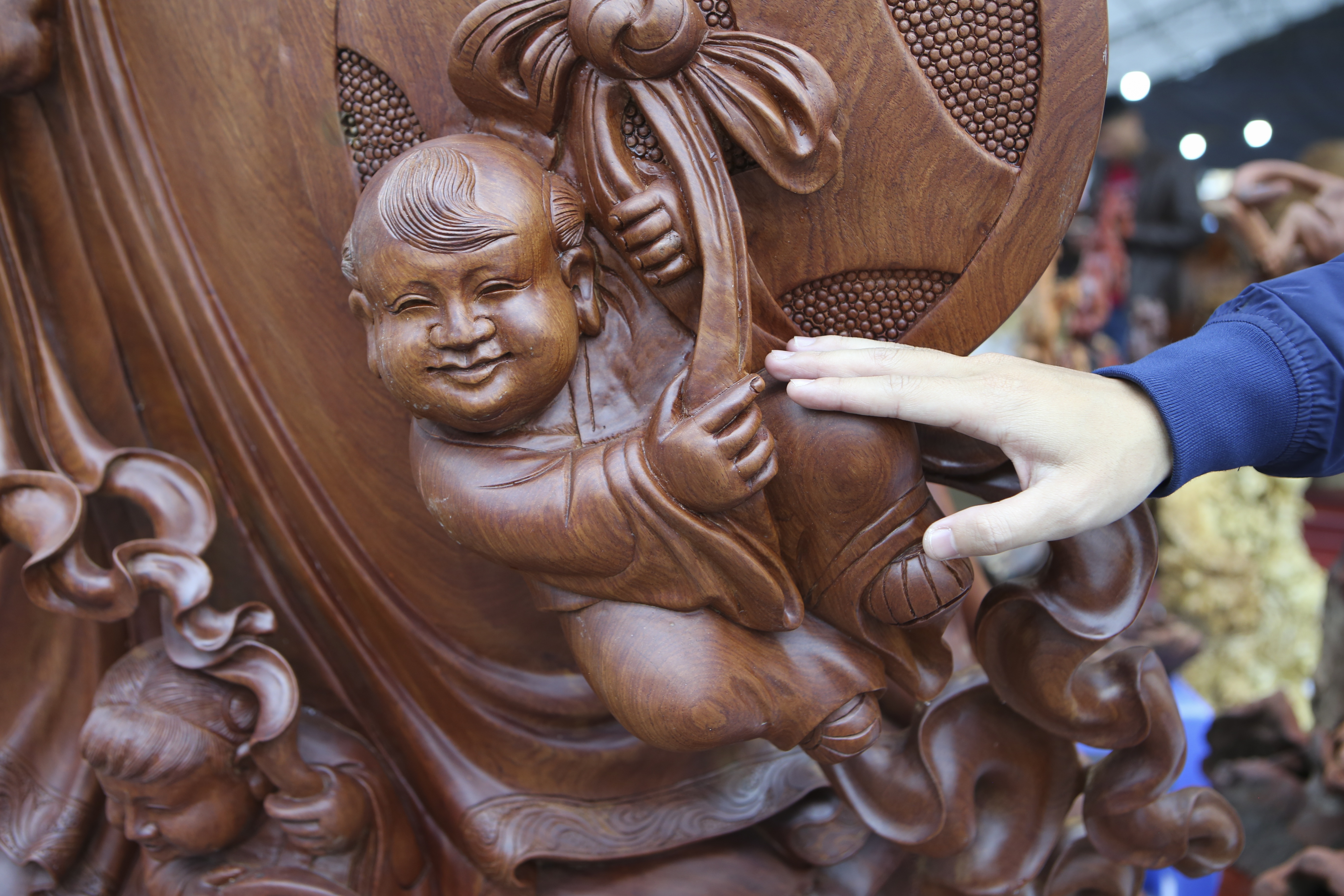 Choáng với bức tượng Phật Di Lặc Cửu tặc làm bằng gỗ hương giá 1 tỷ đồng - 6