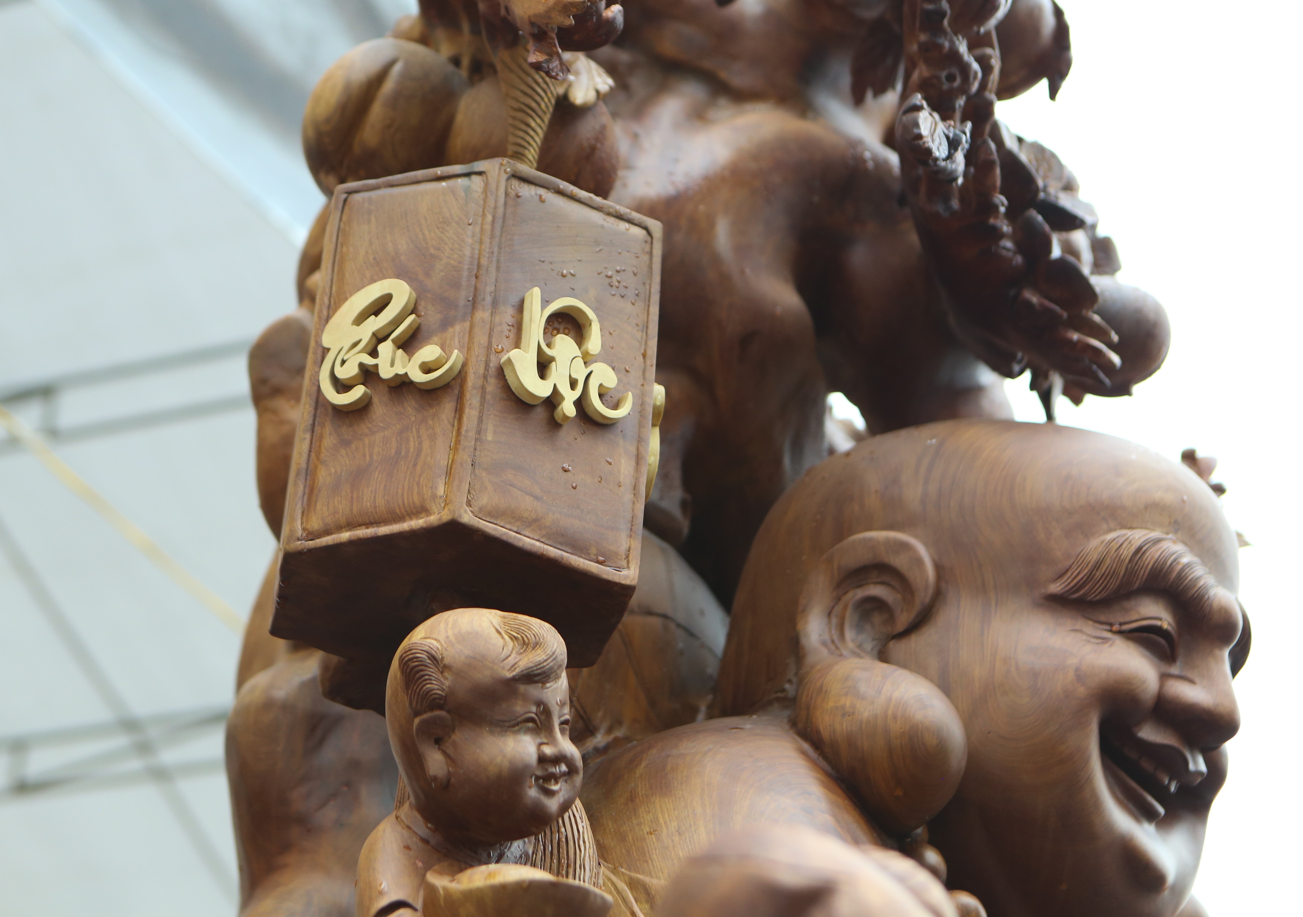 Choáng với bức tượng Phật Di Lặc Cửu tặc làm bằng gỗ hương giá 1 tỷ đồng - 8