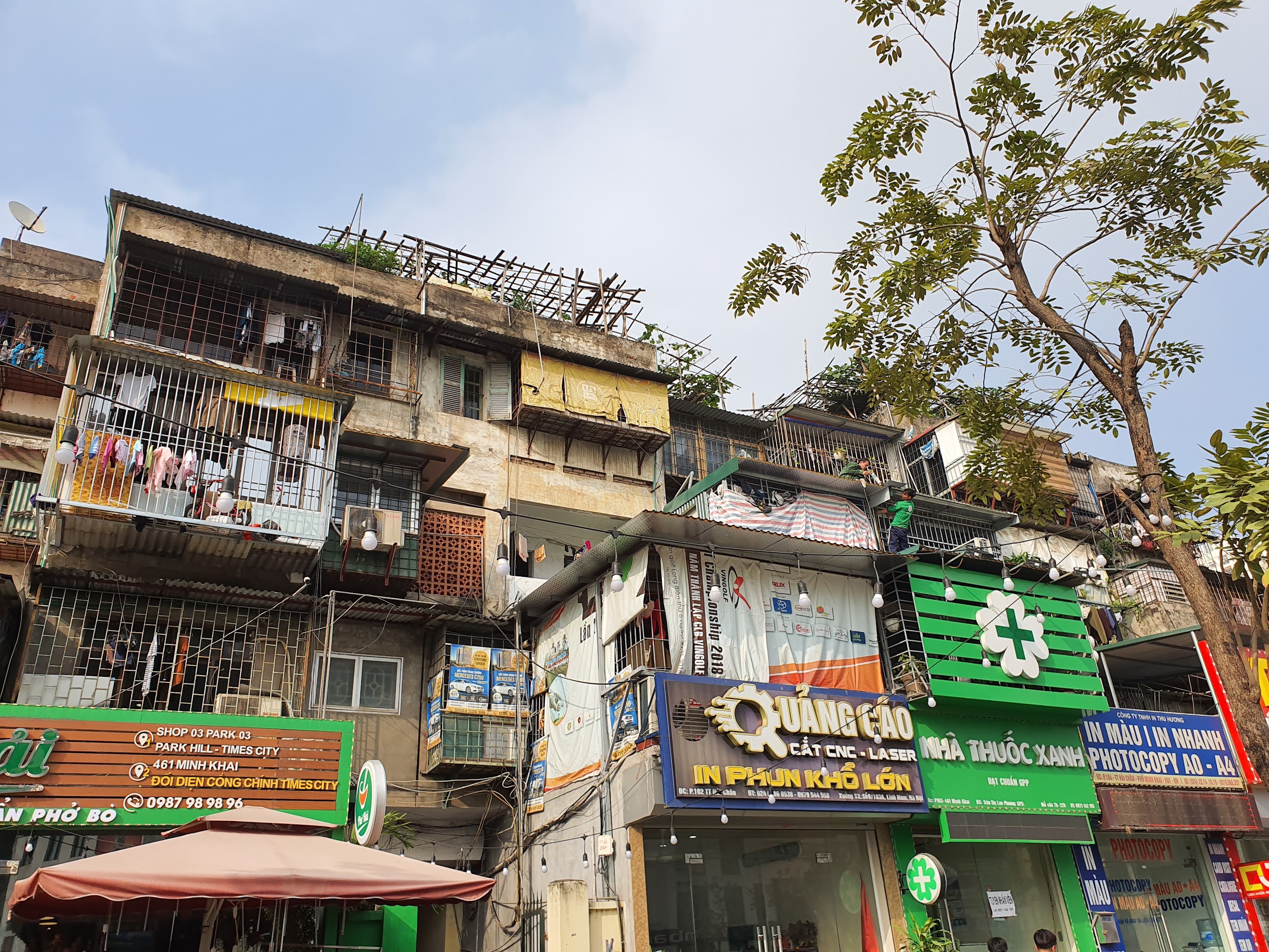 Độc đáo “nông trại” trồng rau, nuôi gà trên sân thượng, giữa lưng trời ở Hà Nội - 3