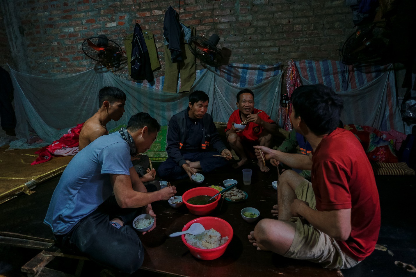 “Chuyện tình ri-đô” và cuộc sống của 25 công nhân trong “biệt thự triệu đô” ở Hà Nội - 5