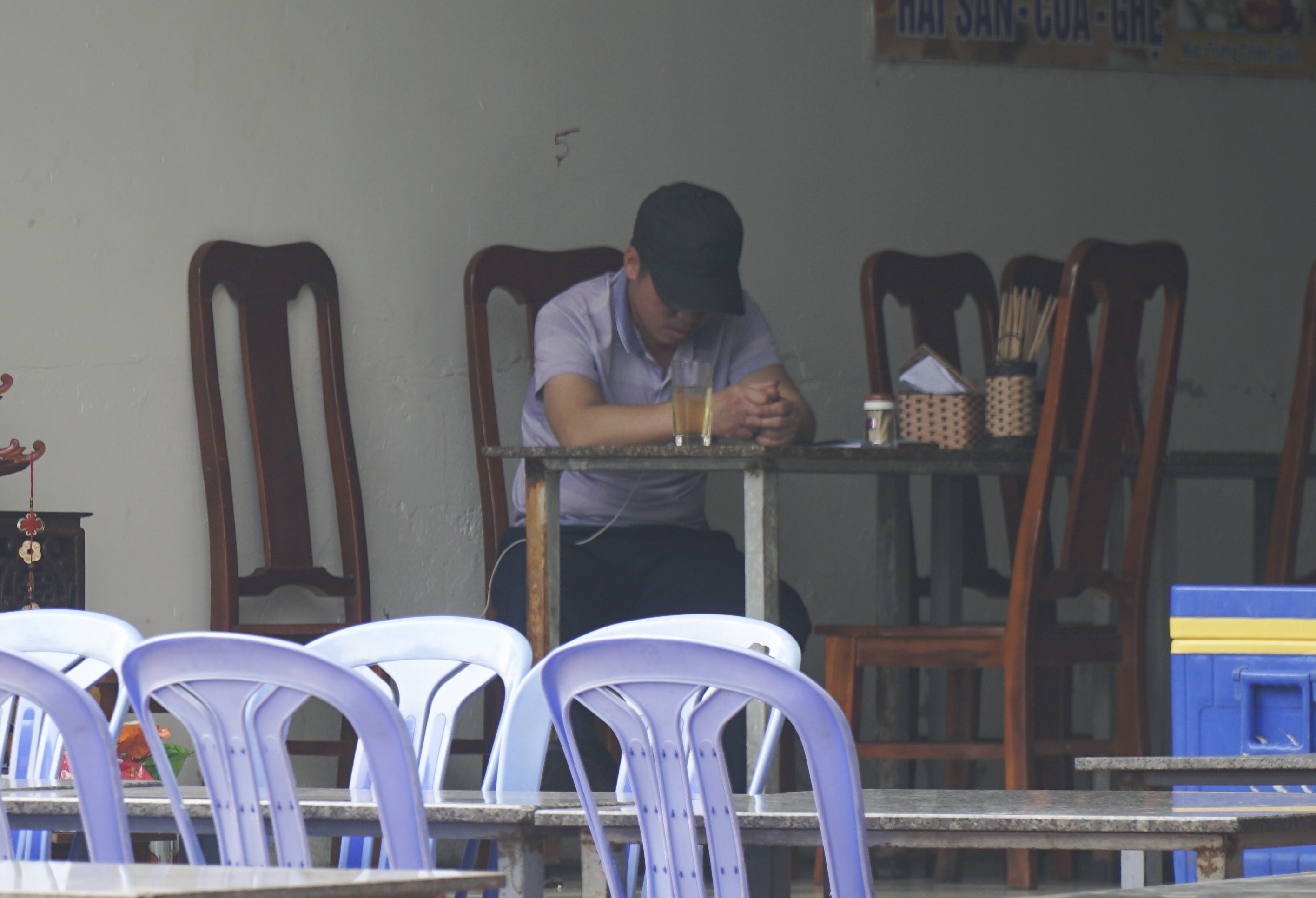 Hà Nội: Quán nhậu đìu hiu vắng khách, thất thu sau Nghị định 100 - 10