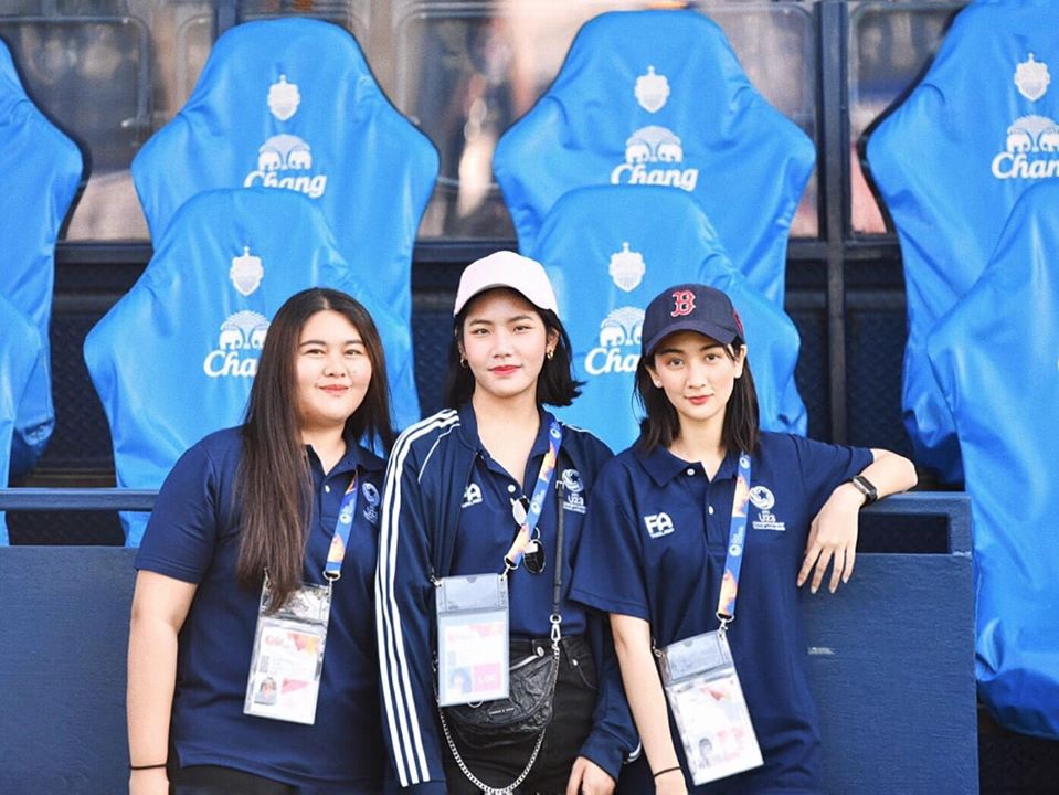 Nữ trợ lý phiên dịch xinh đẹp của U23 Việt Nam ở Thái Lan - 2