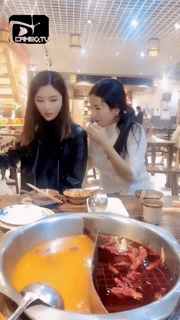 Lén lút mang theo đồ ăn của mình vào nhà hàng để được ăn no mà vẫn rẻ - 1