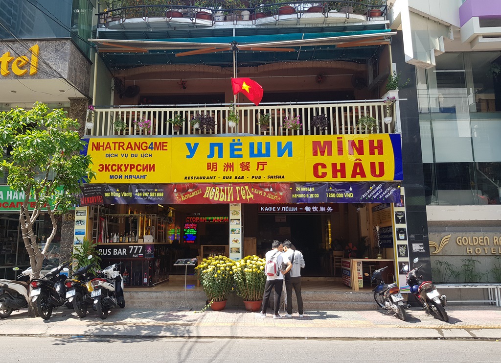 Nha Trang: Cửa hàng vắng khách, lái xe đón khách Trung Quốc thất nghiệp hàng loạt - 4