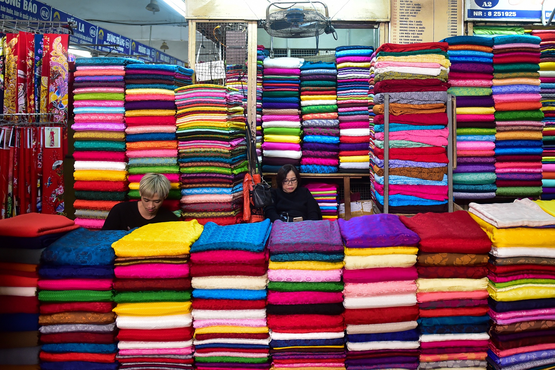 Khu chợ lớn nhất Hà Nội đìu hiu giữa thời dịch Covid-19 - 1