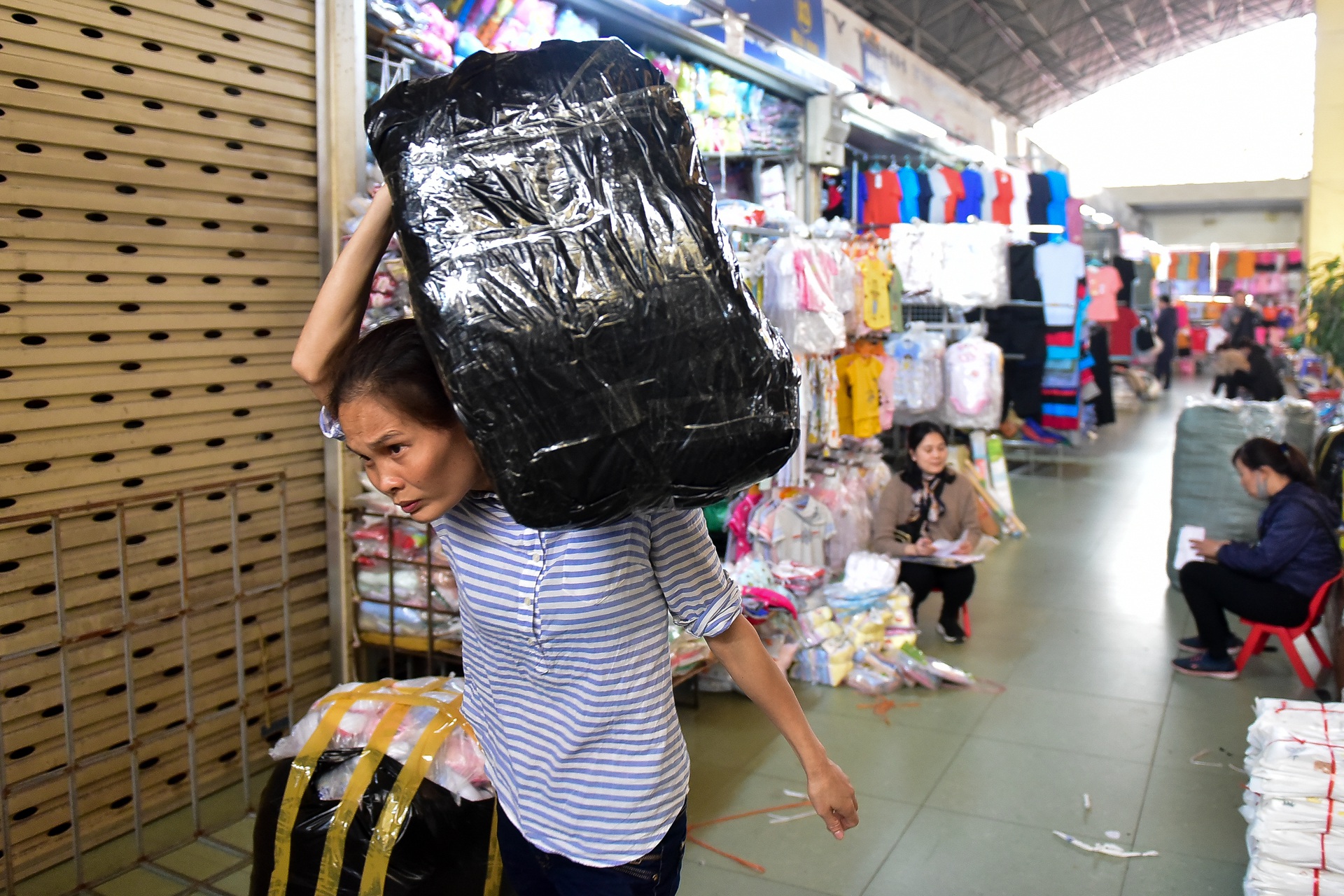 Khu chợ lớn nhất Hà Nội đìu hiu giữa thời dịch Covid-19 - 5