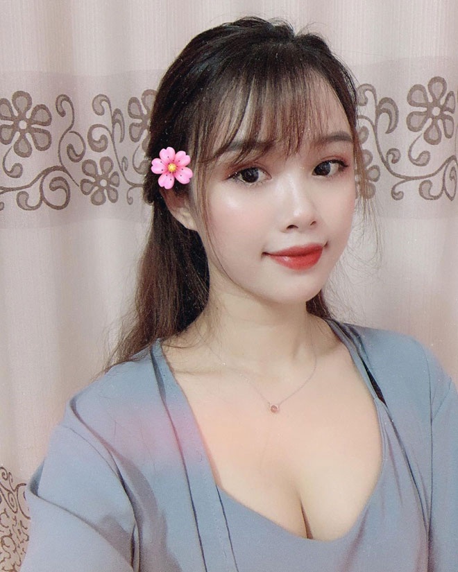 Bạn gái Văn Toàn gắt gỏng đáp trả khi bị chê hở hang - 9