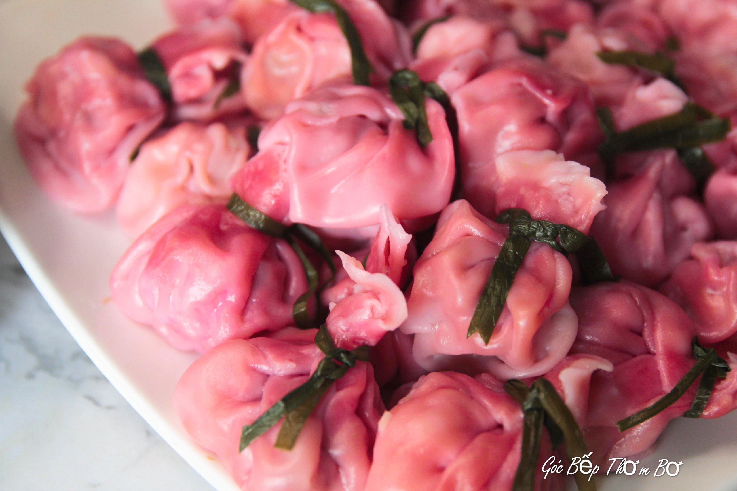 Làm hoành thánh bằng thanh long ruột đỏ bán không kịp nghỉ tay - 2