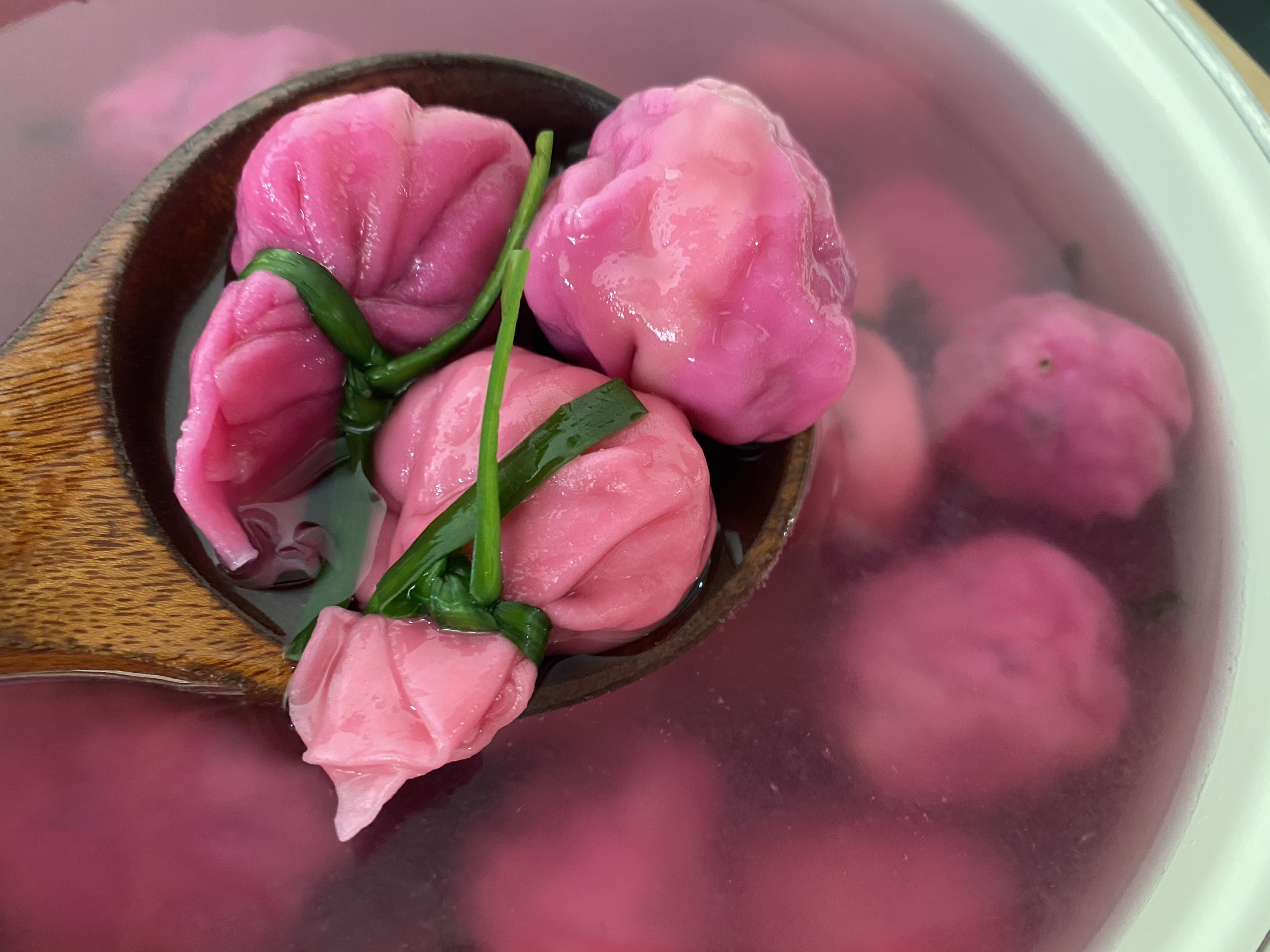 Làm hoành thánh bằng thanh long ruột đỏ bán không kịp nghỉ tay - 4