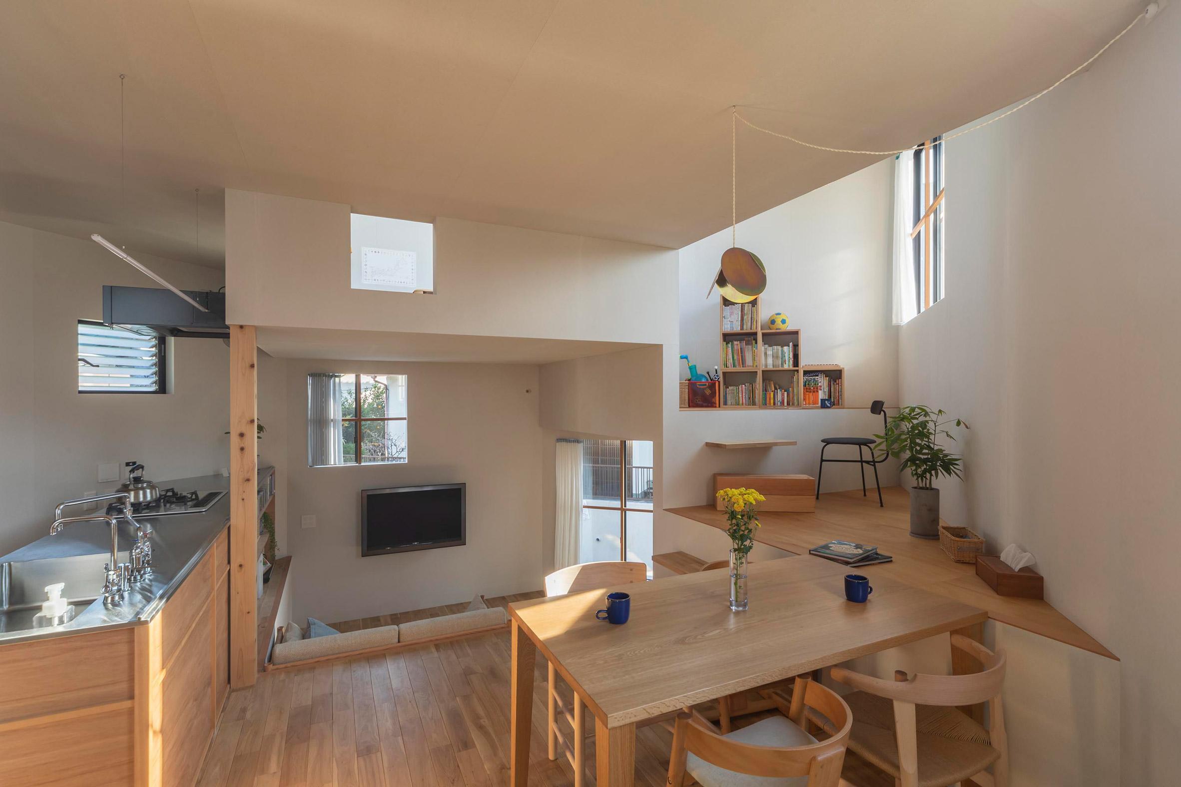 Kỳ lạ ngôi nhà 3 tầng nhưng chứa “16 tầng” như mê cung bên trong - 5