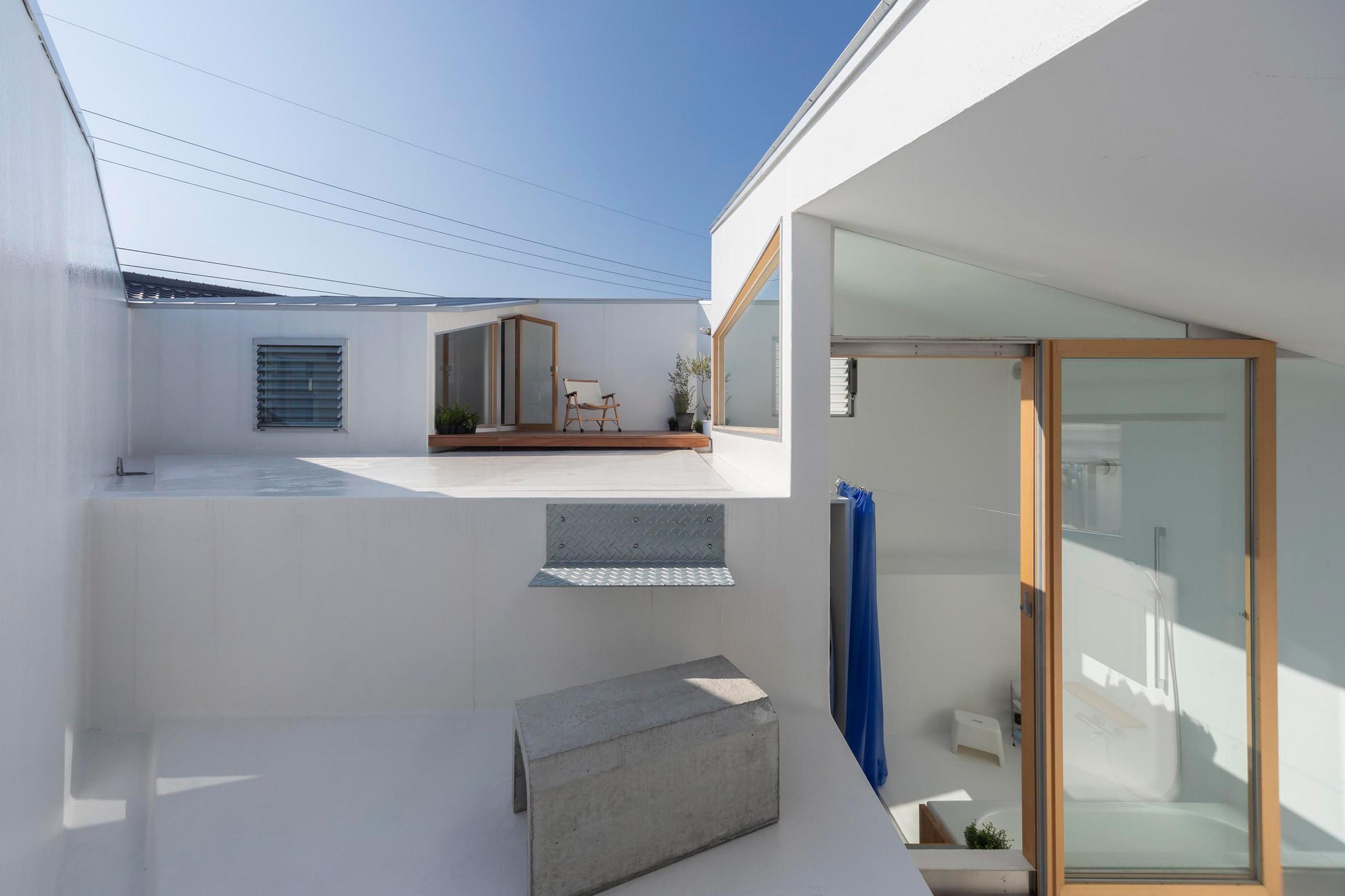 Kỳ lạ ngôi nhà 3 tầng nhưng chứa “16 tầng” như mê cung bên trong - 12