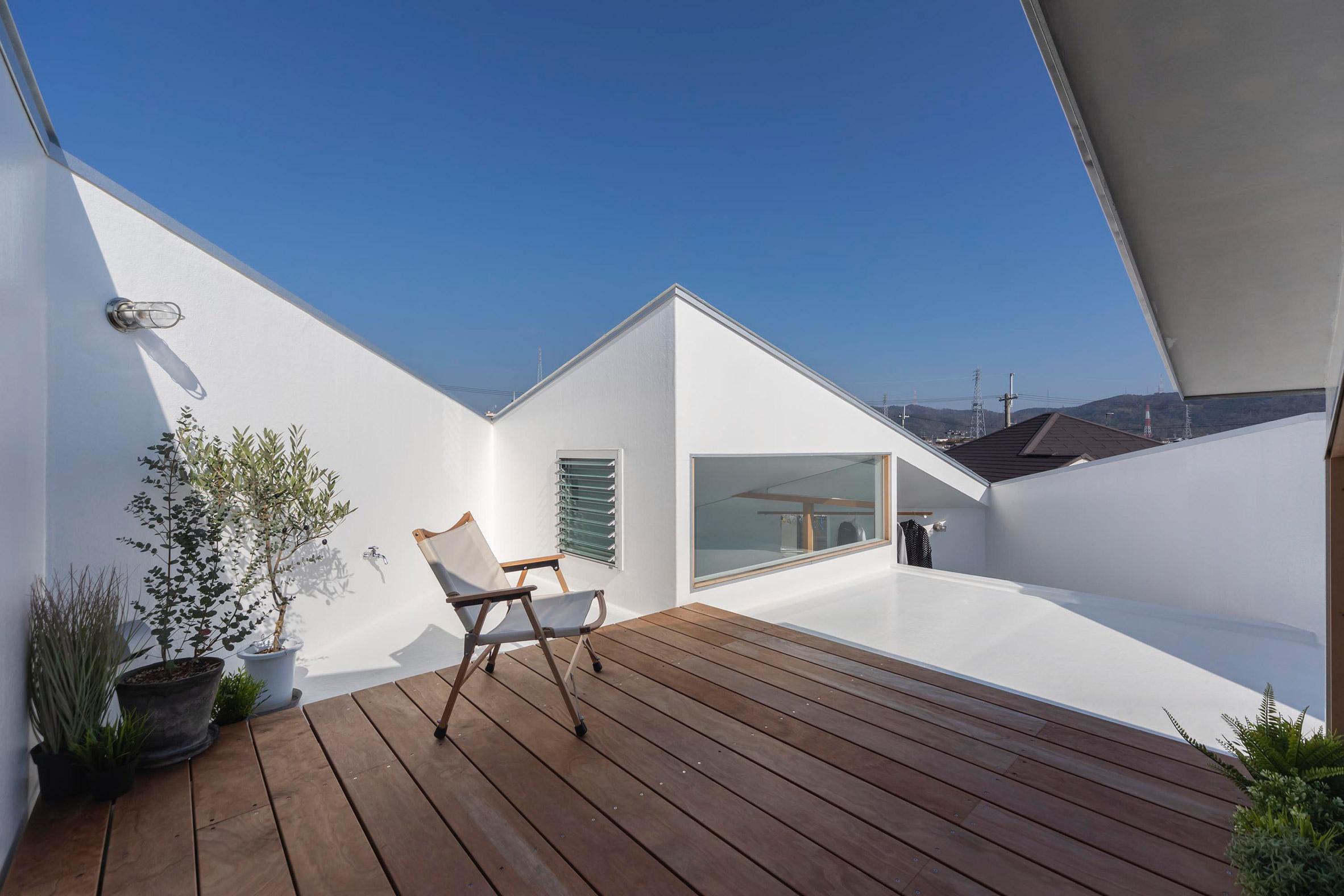 Kỳ lạ ngôi nhà 3 tầng nhưng chứa “16 tầng” như mê cung bên trong - 13