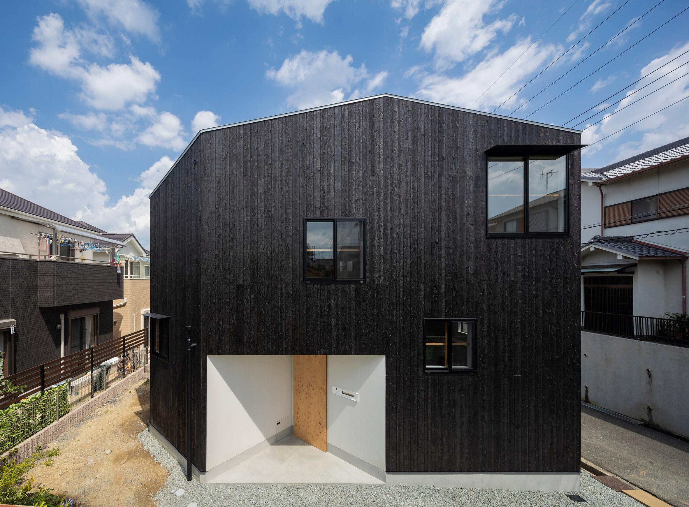 Kỳ lạ ngôi nhà 3 tầng nhưng chứa “16 tầng” như mê cung bên trong - 15