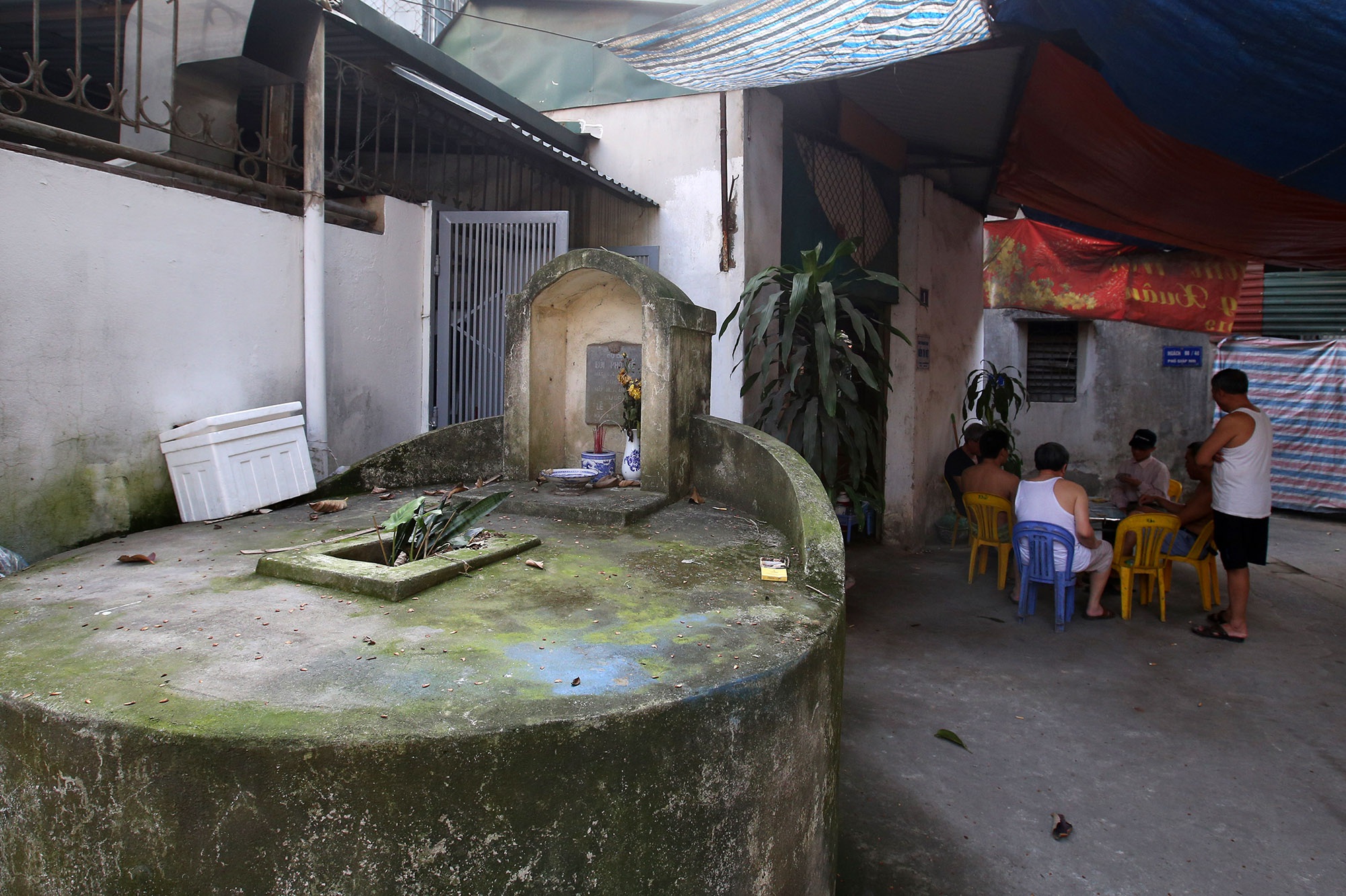 Phố nghĩa địa độc nhất vô nhị ở Hà Nội - 16