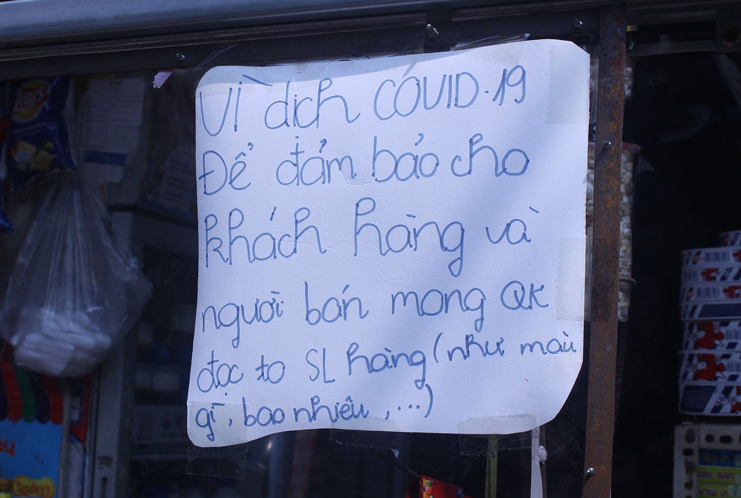Bức tường nilon phòng dịch Covid-19 có 1-0-2 của chủ tiệm tạp hóa - 4