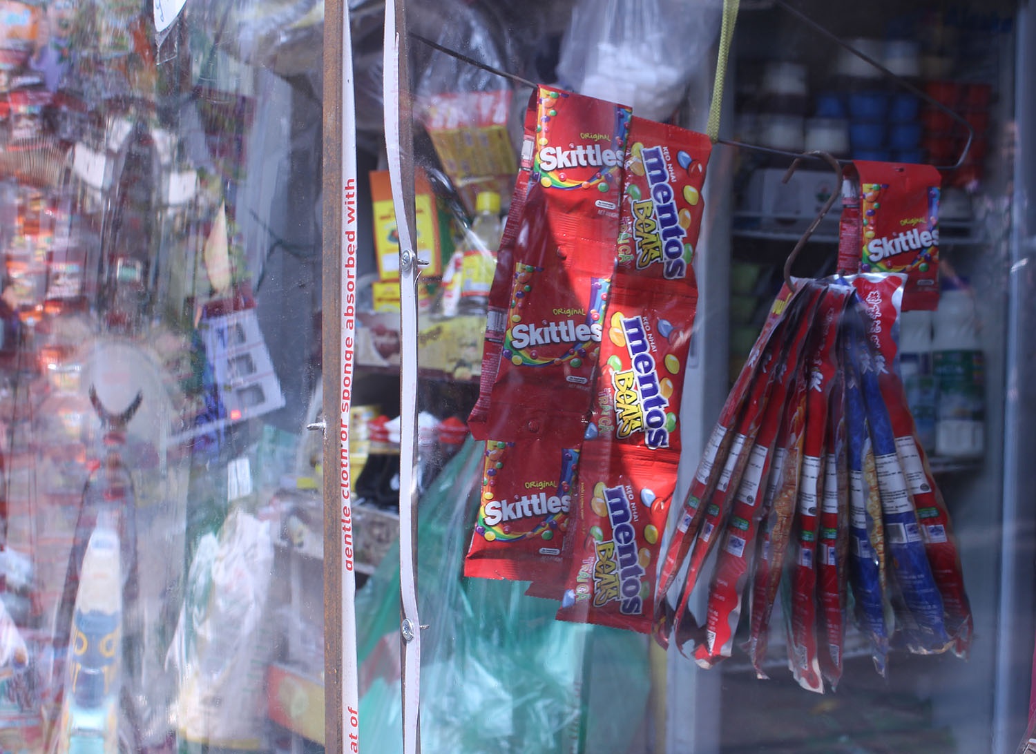 Bức tường nilon phòng dịch Covid-19 có 1-0-2 của chủ tiệm tạp hóa - 3