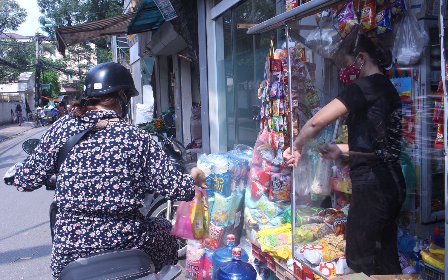 Bức tường nilon phòng dịch Covid-19 có 1-0-2 của chủ tiệm tạp hóa - 5