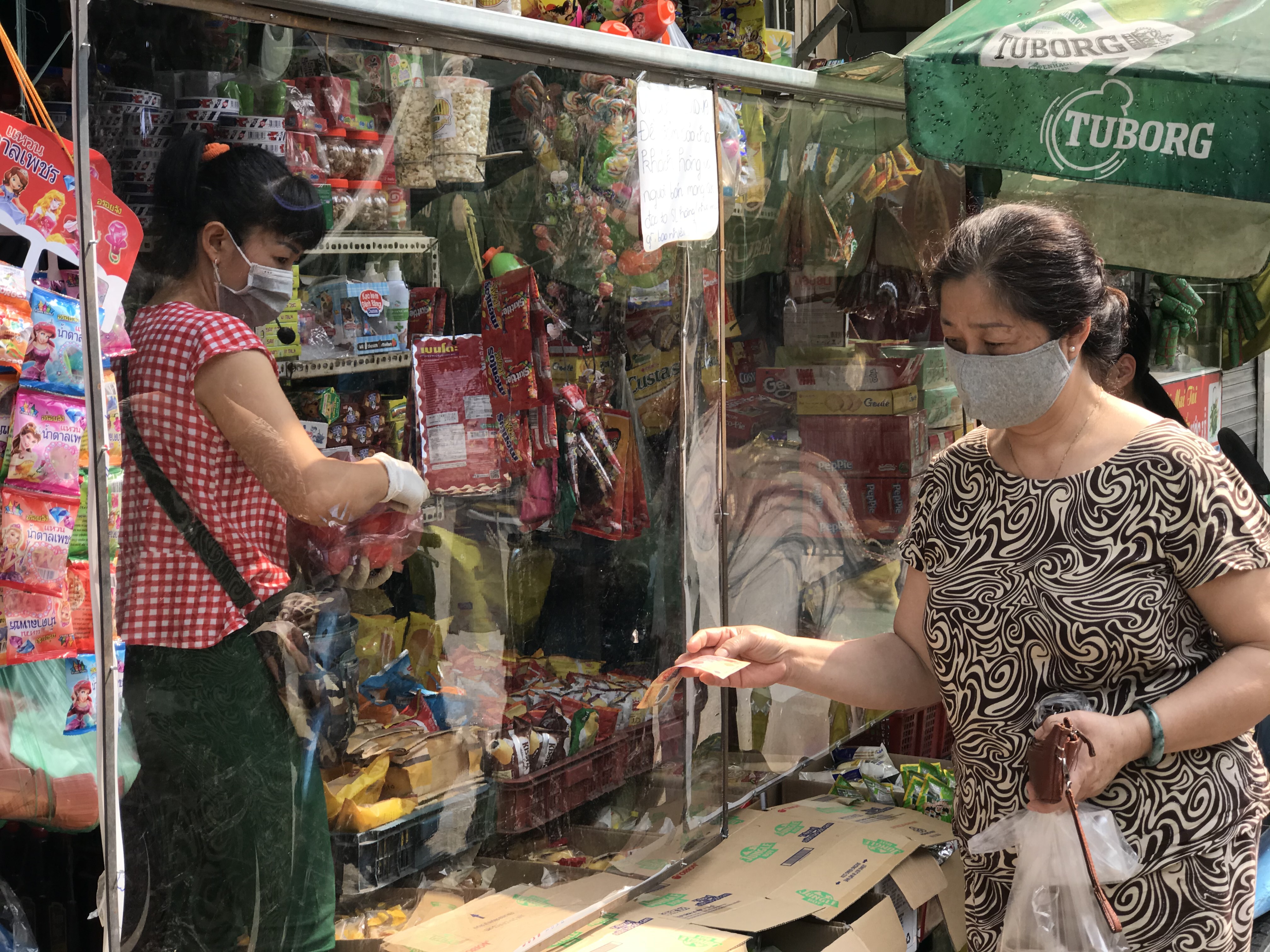 Bức tường nilon phòng dịch Covid-19 có 1-0-2 của chủ tiệm tạp hóa - 6