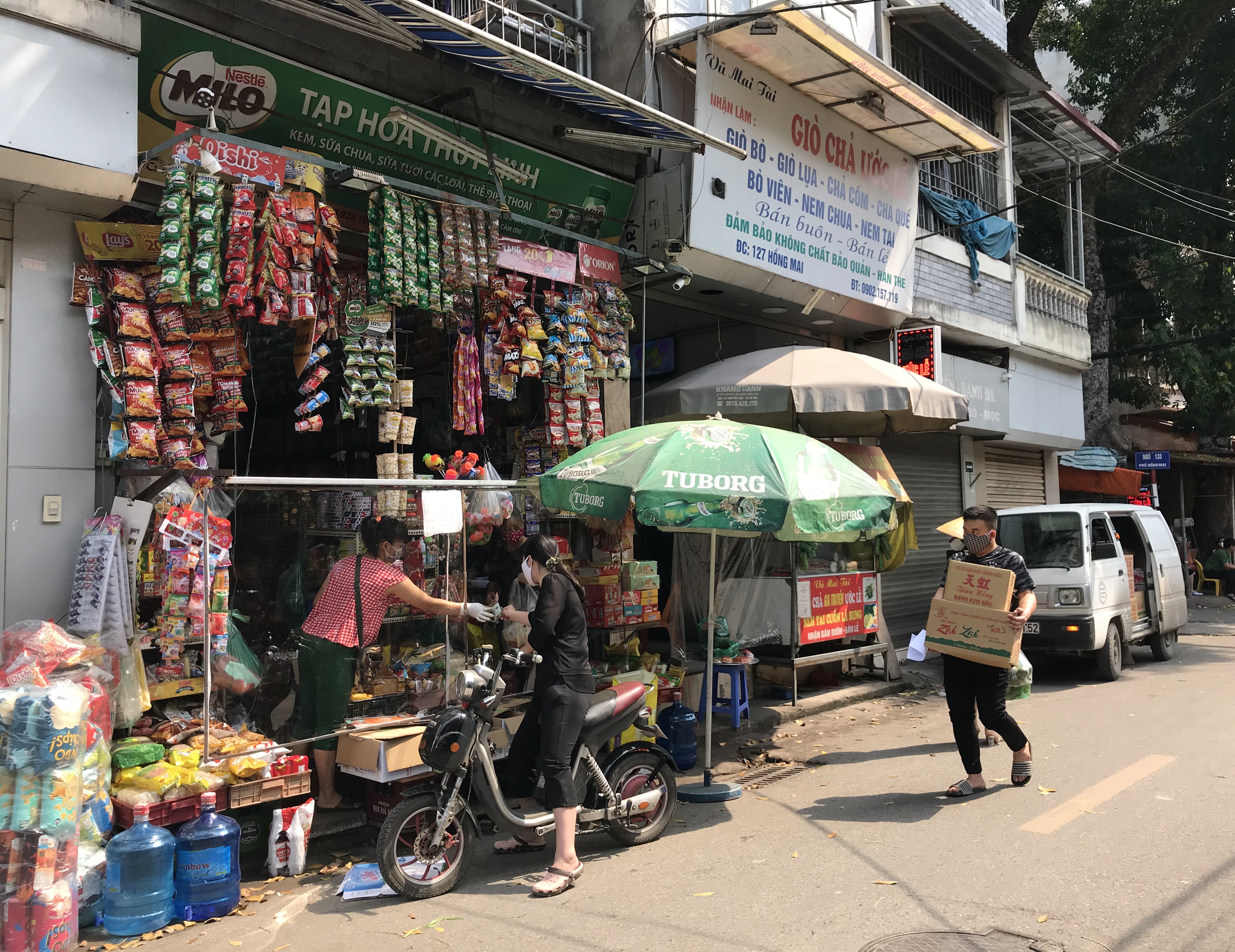 Bức tường nilon phòng dịch Covid-19 có 1-0-2 của chủ tiệm tạp hóa - 2