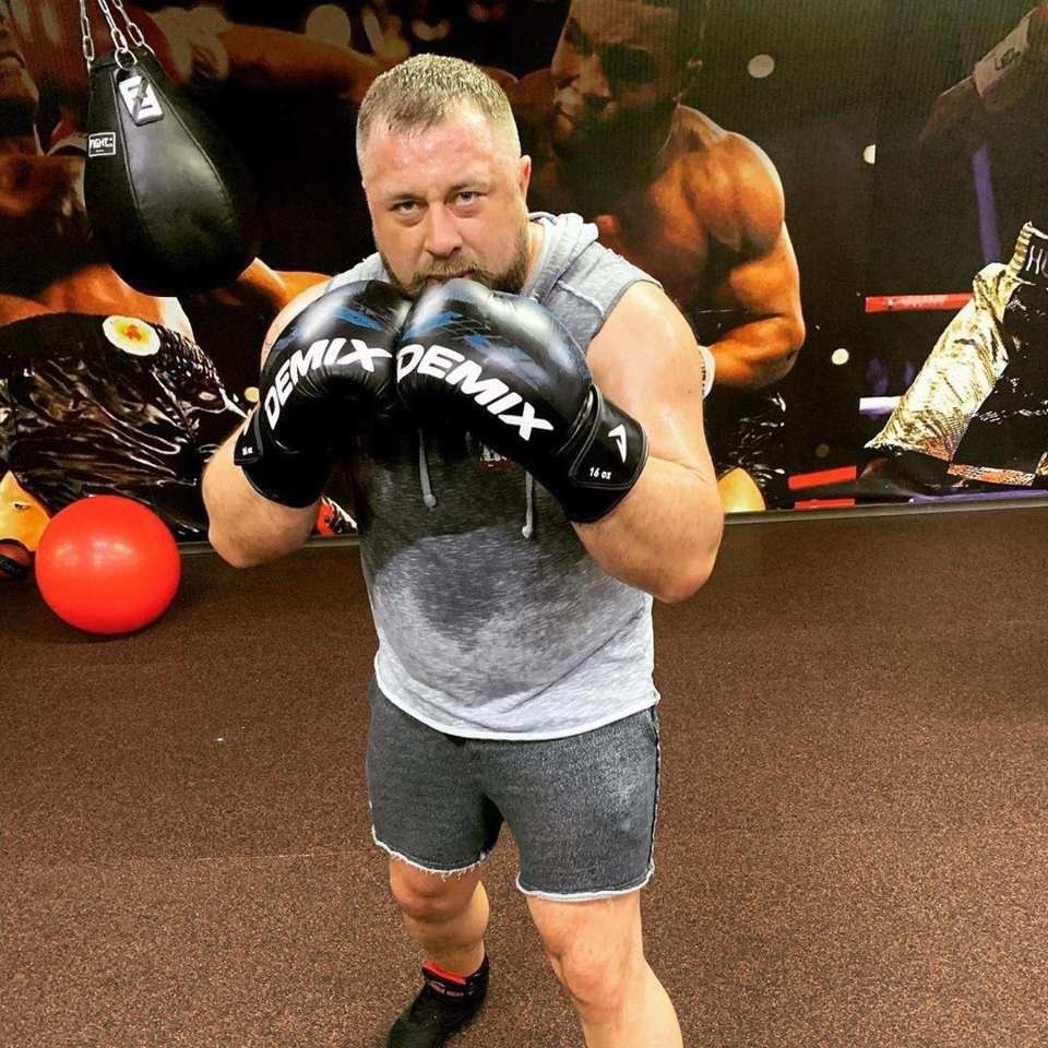 Chiều vợ đi phẫu thuật loại bỏ chứng ngủ ngáy, HLV cử tạ mất mạng - 1