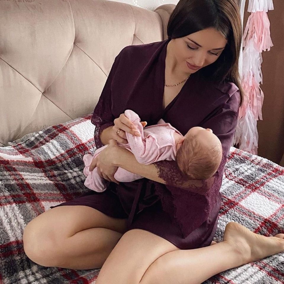 Chiều vợ đi phẫu thuật loại bỏ chứng ngủ ngáy, HLV cử tạ mất mạng - 4