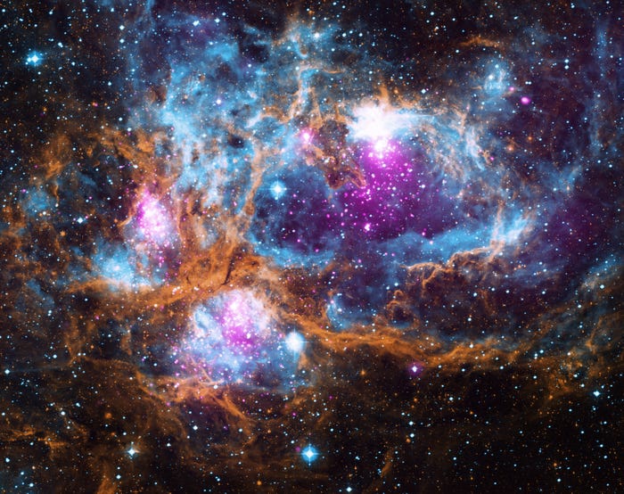 Vũ trụ là một chủ đề không bao giờ thôi hấp dẫn. Những hình ảnh vô cùng độc đáo và ấn tượng từ vũ trụ không thể không gây sự chú ý của bạn. Hãy xem những bức ảnh và những điều kì diệu của vũ trụ sẽ khiến bạn tự đặt nhiều câu hỏi và hiểu rõ hơn về vũ trụ này.