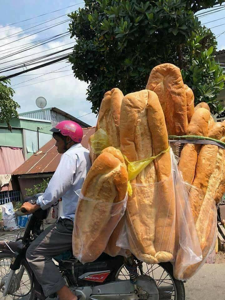 Báo nước ngoài giới thiệu bánh mỳ khổng lồ Việt Nam - 2