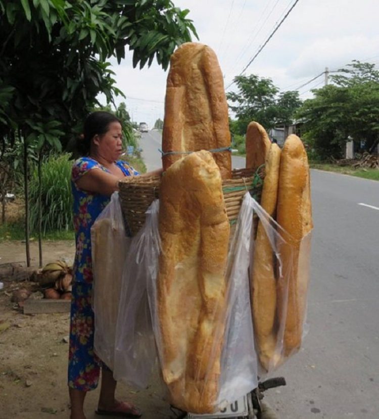 Báo nước ngoài giới thiệu bánh mỳ khổng lồ Việt Nam - 3