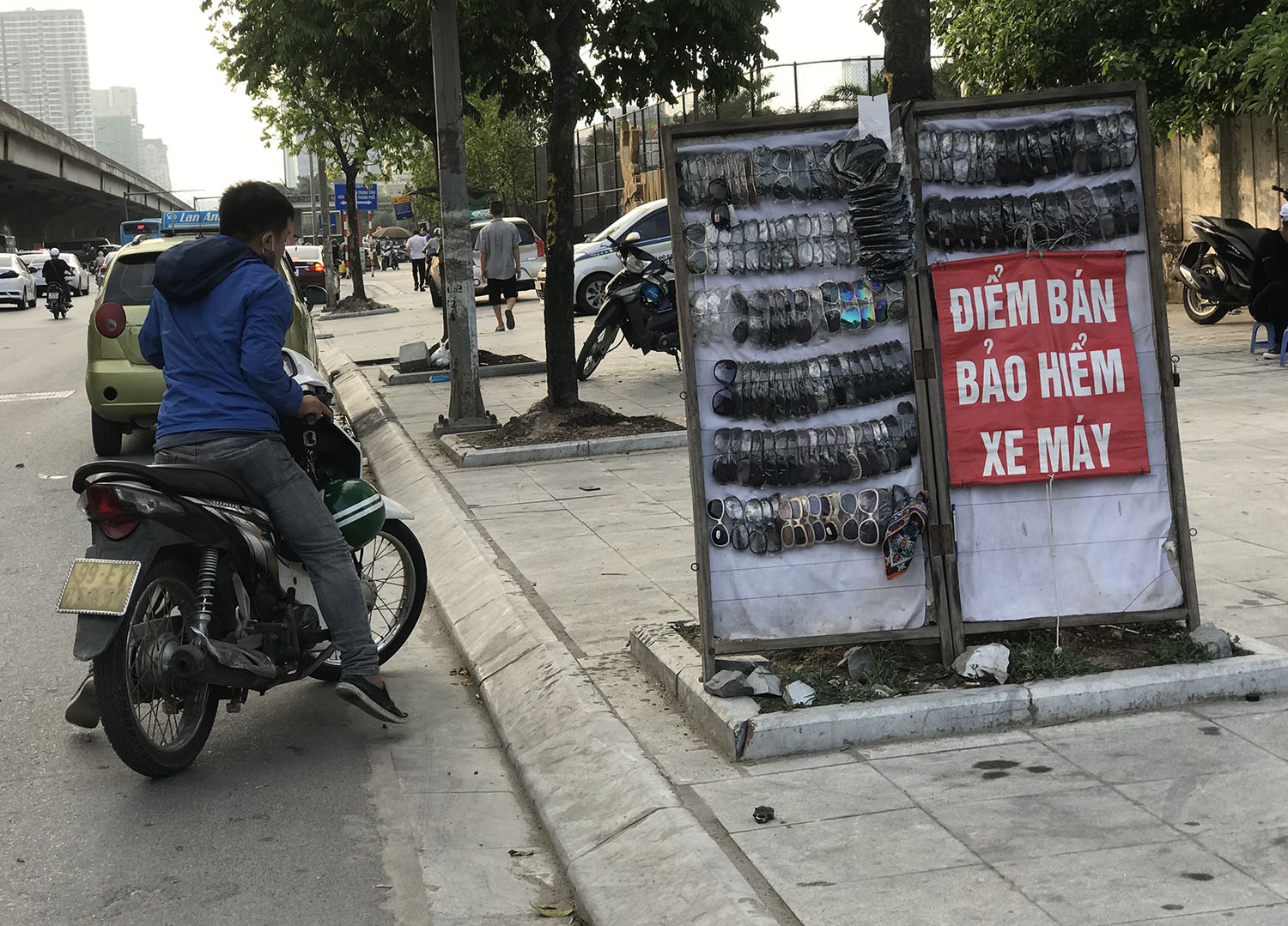 Chợ mạng sôi động, tấp nập rao bán bảo hiểm xe máy, ô tô - 4