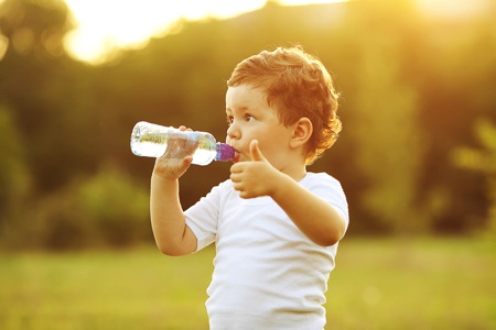 Nắng nóng, bố mẹ nhớ dặn con uống đủ nước - 1