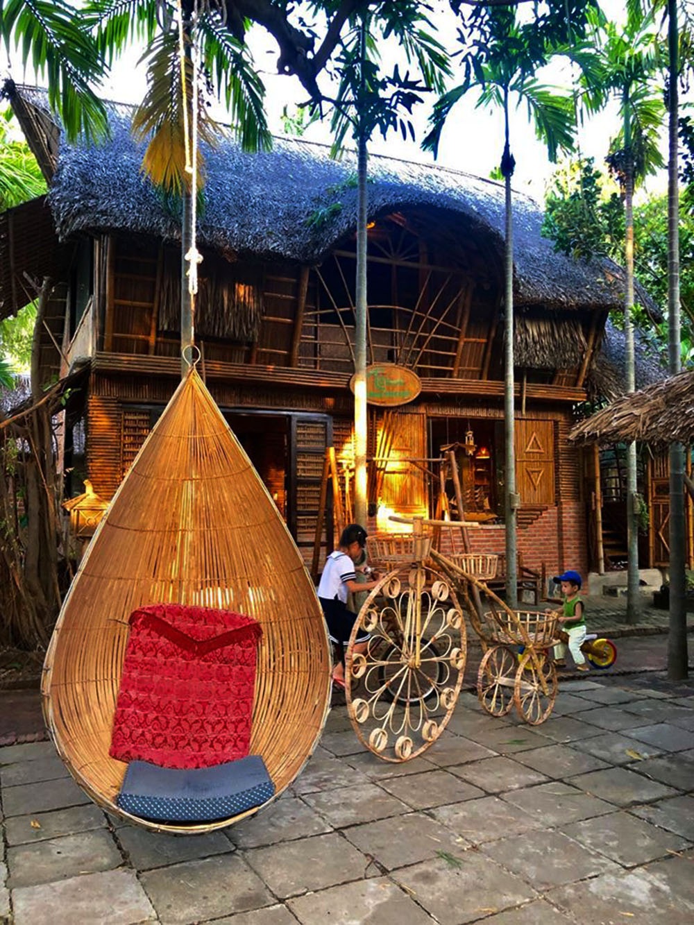 Ngôi nhà độc đáo làm bằng tre và dừa ở Hội An - 4