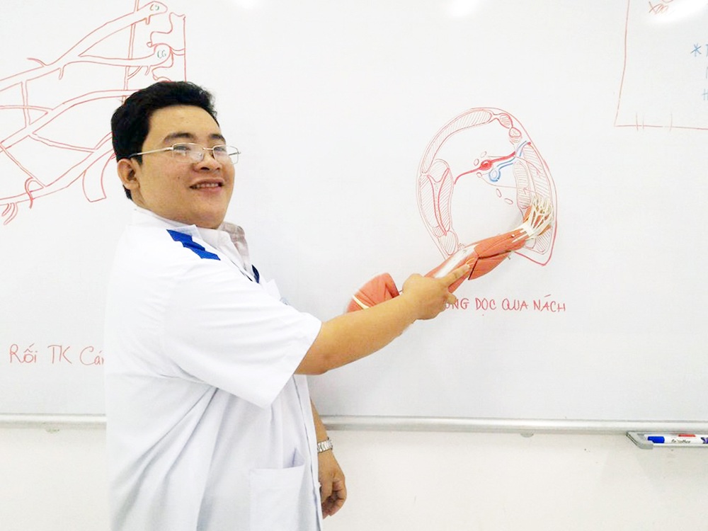 Nam sinh có biệt tài vẽ giải phẫu cơ thể người chi tiết khó tin - 1