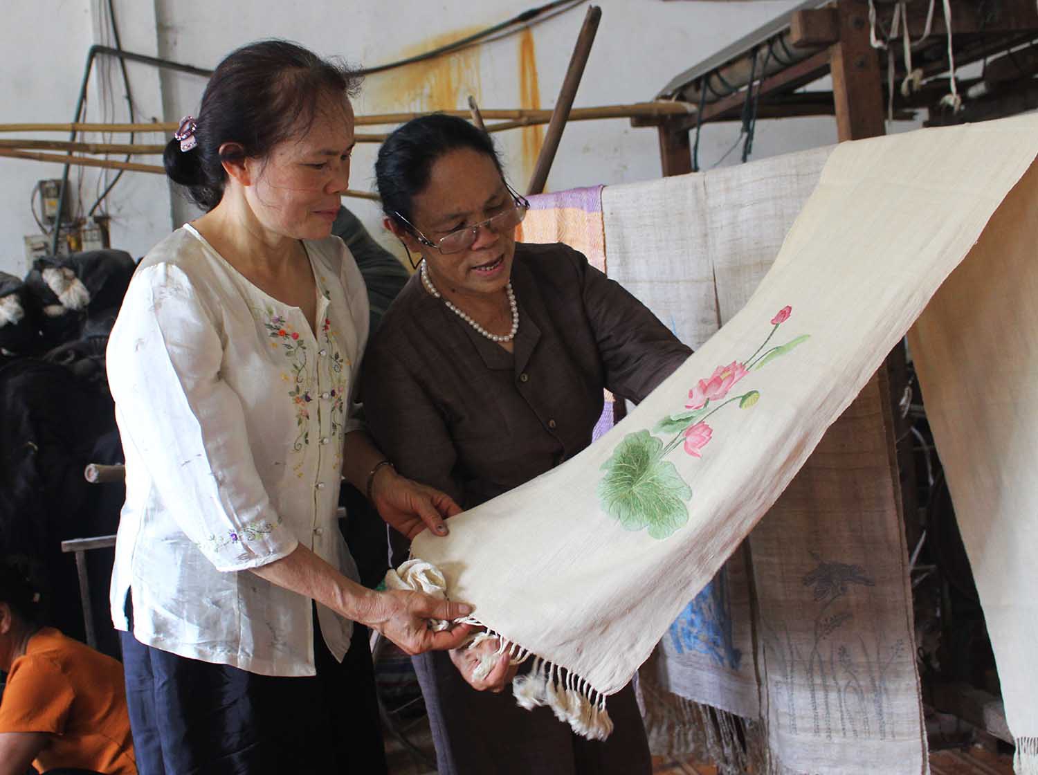 Người phụ nữ khiến sen nhả ra 'ngọc' dệt thành khăn giá 10 triệu đồng/chiếc Tosen-16-1590831740113