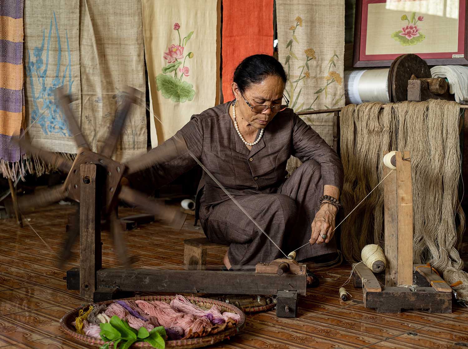 Người phụ nữ khiến sen nhả ra ngọc dệt thành khăn giá 10 triệu đồng/chiếc - 1