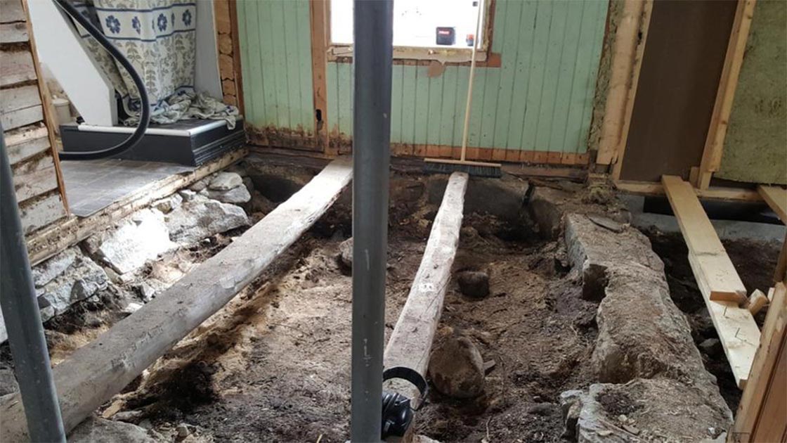 Giật mình phát hiện thấy ngôi mộ cổ 1000 năm tuổi nằm dưới sàn nhà - 1
