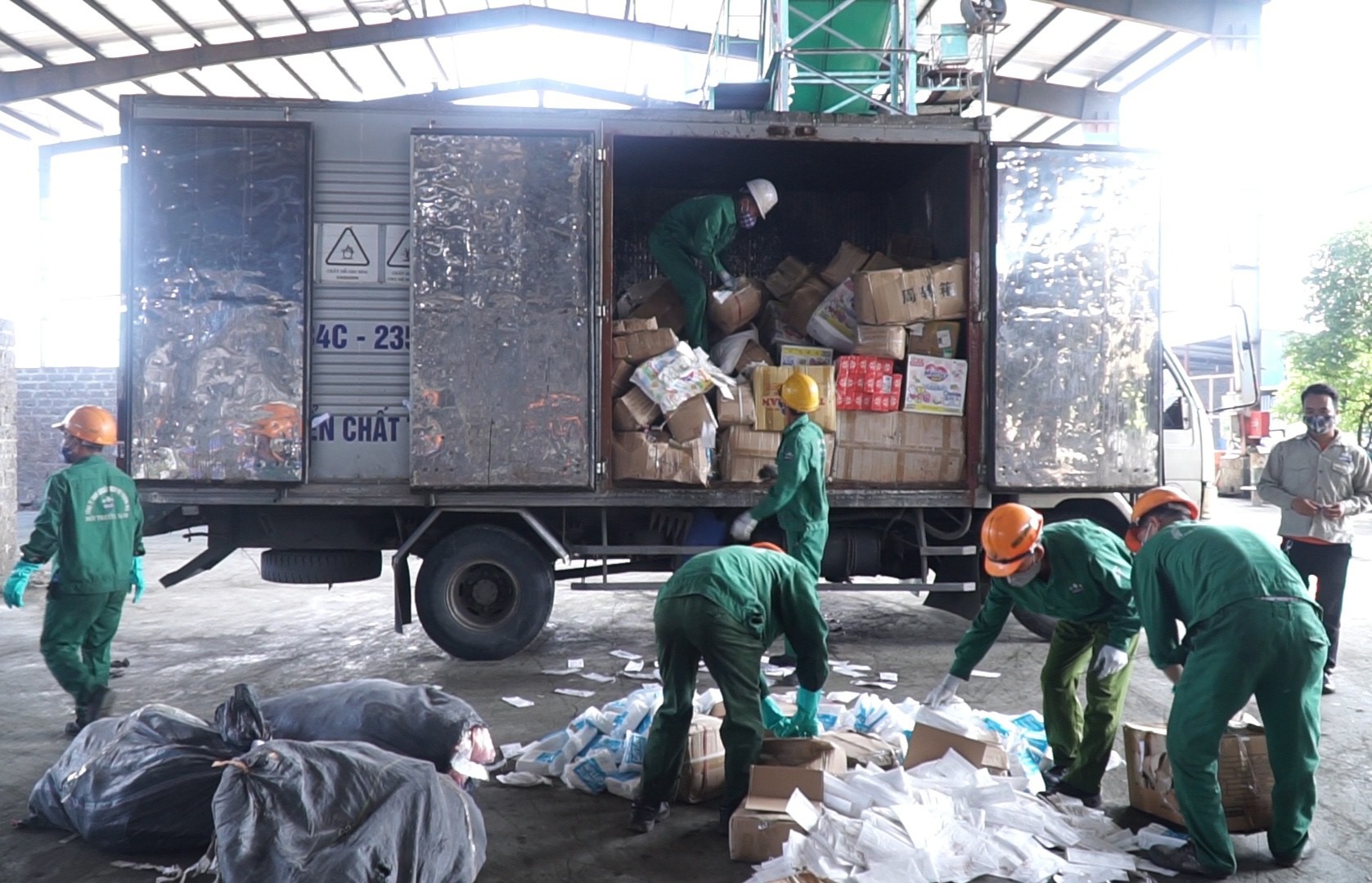 Hà Nội: Tiêu hủy 18 tấn xì gà, rượu, thực phẩm - 1