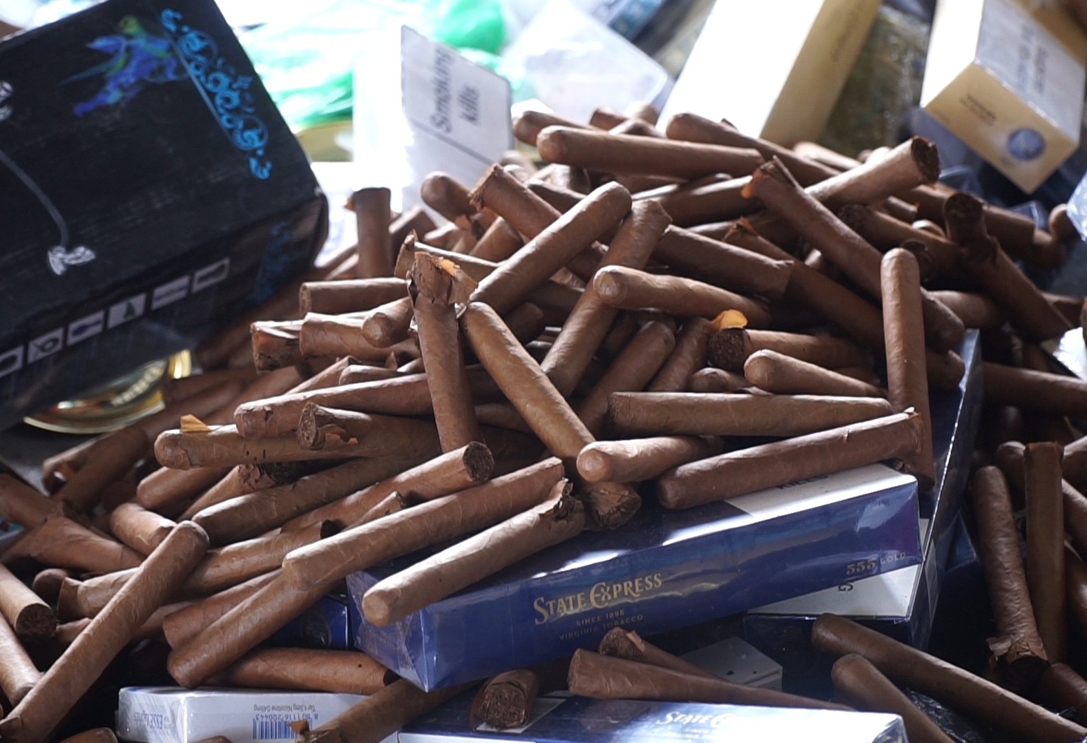 Hà Nội: Tiêu hủy 18 tấn xì gà, rượu, thực phẩm - 3