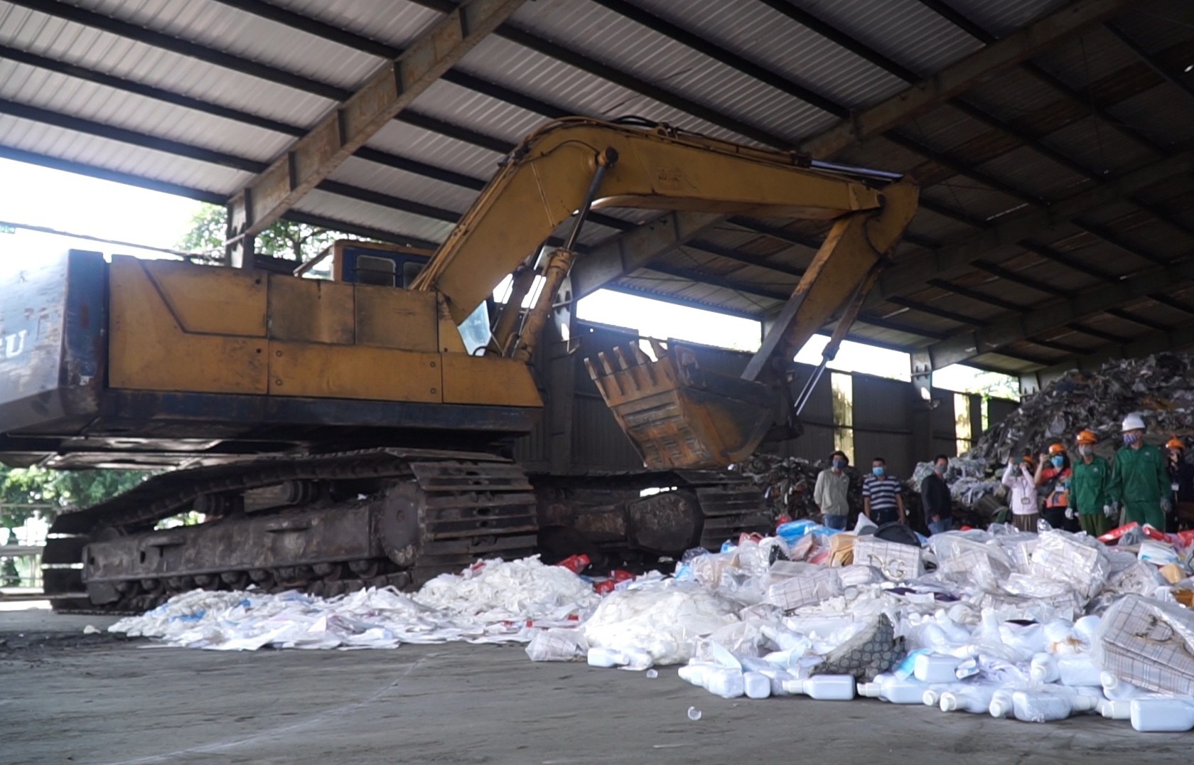 Hà Nội: Tiêu hủy 18 tấn xì gà, rượu, thực phẩm - 8