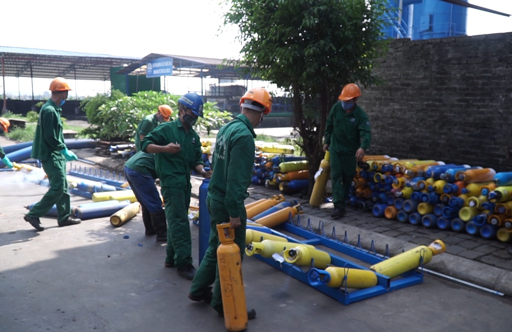 Hà Nội: Tiêu hủy 18 tấn xì gà, rượu, thực phẩm - 7